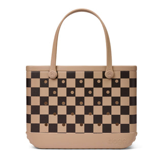 Original Bogg® Bag - Checkered: Camel / Hot Cocoa
A tote bag with a beige and dark brown checkerboard pattern, featuring solid beige handles and base, and the 'bogo' brand name embossed on the bottom right corner.