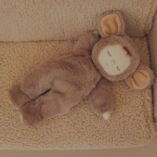 Olli Ella Cozy Dinkums - Mousy Pickle
Plush monkey toy lying on a beige carpet