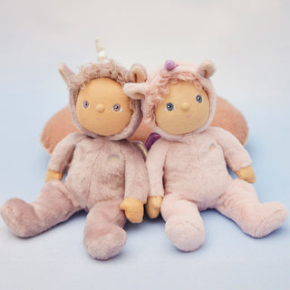 Olli Ella Dozy Dinkums - Unicorn - Una / Pink
Olli Ella Dozy Dinkums - Unicorn - Uma / Lilac
Two plush toys with animal ears on a light blue background