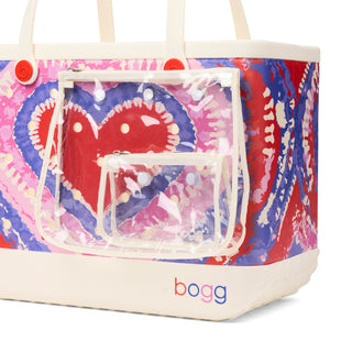 Original Bogg® Bag - In Love With Bogg - Bouy Red
Colorful tote bag with a clear pouch featuring a heart design, branded 'bogg'.