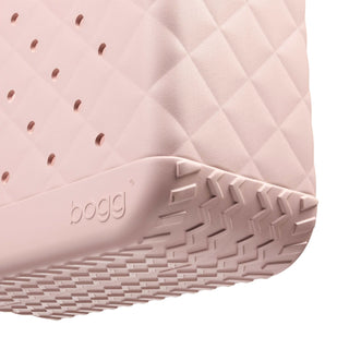 Original Bougie Bogg® Bag - Quilted Rose Petal
Close-up of a pink textured container with 'bogg' branding on a white background