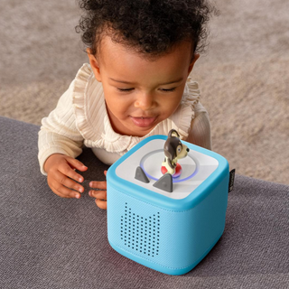 Playtime Puppy Toniebox 2 Starter Set - Sky Blue
Child playing with a blue toy device featuring a small figure on a gray surface.