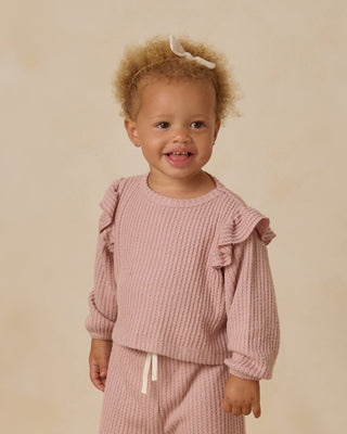 Quincy Mae Ruffle Cozy Set - Rose
Child wearing a pink textured outfit with ruffled sleeves on a beige background