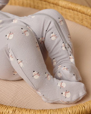 Quincy Mae Bamboo Zip Footie - Snowmen
Gray baby leggings with snowman pattern on a beige surface