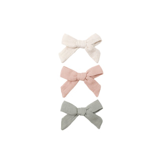 Quincy Mae Woven Bow Clip Set - Natural / Fern / Rose
Three hair bows in beige, pink, and gray on a white background
