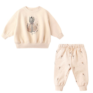Quincy Mae Relaxed Fleece Sweatshirt & Relaxed Sweatpant Set - Magic Cat
Children's outfit with beige sweatshirt and pants featuring a cat design on a white background