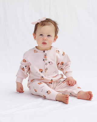 Quincy Mae Relaxed Jumpsuit - Love Bug
Baby wearing a pink outfit with animal prints on a white background