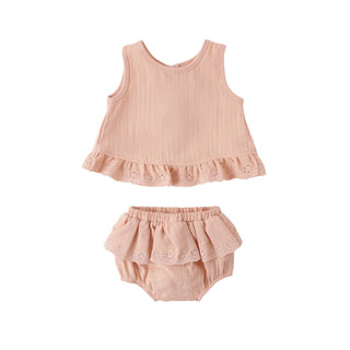 Quincy Mae Ruffled Tulip Top + Bloomer Set - Melon
Pink baby outfit with top and bloomers on a white background