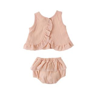 Quincy Mae Ruffled Tulip Top + Bloomer Set - Melon
Pink baby outfit with top and bloomers on a white background
