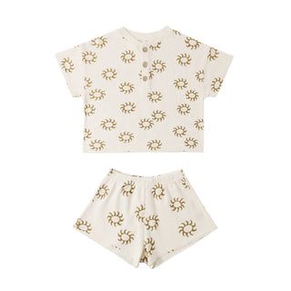 Rylee & Cru Summer Waffle Set - Sunny
Children's outfit with t-shirt and shorts featuring a sun pattern on a white background