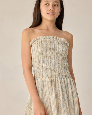 Rylee & Cru Daria Mini Dress - Blue Floral
Woman wearing a strapless dress with a neutral background