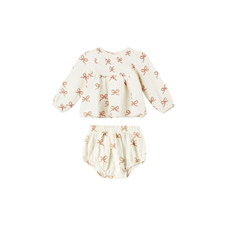 Baby outfit set with long-sleeve top and bloomers on a white background