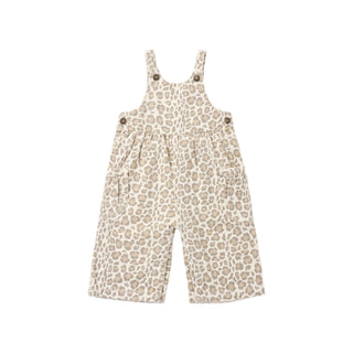 Rylee & Cru Wideleg Overall - Leopard
A baby's short overall jumpsuit with a beige and brown leopard print pattern, featuring adjustable shoulder straps with buttons and side pockets, shown on a plain white background.