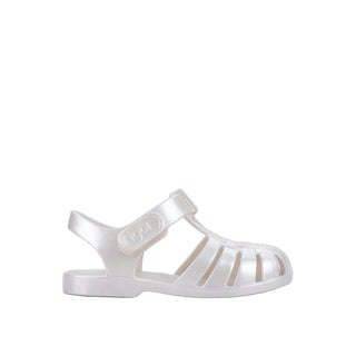 Igor Clasica Nacar in Marfil / Ivory
White sandal with a clear jelly-like sole on a light gray background