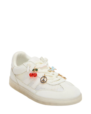 Steve Madden Kid's Verdict White Sneaker
White sneaker with decorative charms on a white background
