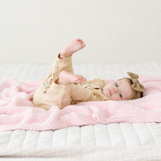 Saranoni Bamboni® Receiving Blanket - Light Pink
Baby lying on a pink blanket with a white background