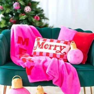 Shiraleah Merry Pillow - Pink
Pink blanket with 'Merry' text on a green couch with Christmas decorations.