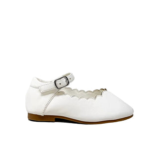 ShuShop Agatha Mini - White
White shoe with scalloped edge and strap on a white background