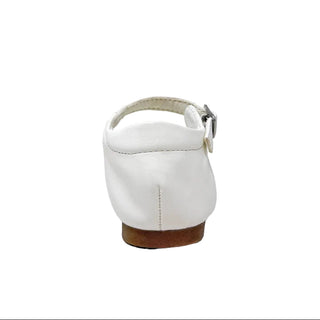 ShuShop Agatha Mini - White
White sandal with a brown sole on a light gray background