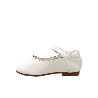 ShuShop Agatha Mini - White
White shoe with scalloped edge on a light gray background