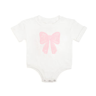 Sweet Wink Lace Bow Puff Ink Short Sleeve Romper - White
White baby onesie with a pink bow on a white background