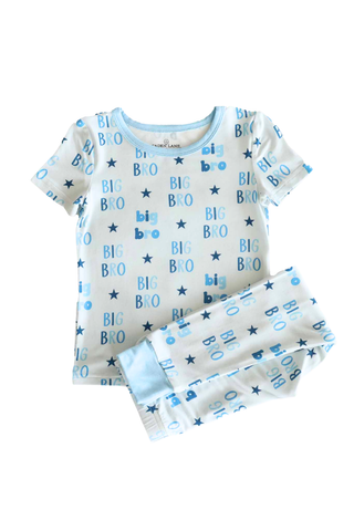 Caden Lane Two Piece Pajama Set - Big Bro Stars
Baby outfit set with 'big bro' print on a white background