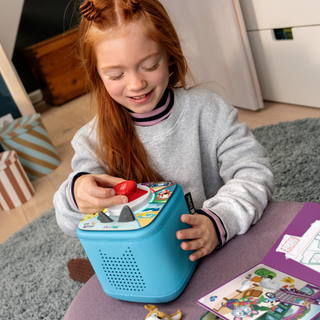 Tonieplay Lalalinos: Find the Photo Game
Child playing with a blue toy box in a home setting