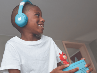 Tonies Bluetooth Headphones: Sky Blue
Child wearing blue headphones and holding a blue device with a red character on a neutral background
