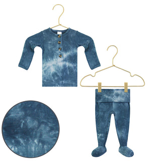 Lou Lou and Company Top and Bottoms - Heath
Blue tie-dye baby outfit with shirt and pants on hangers against a white background.