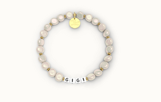 Little Words Project Bracelet - Custom Clamshell Freshwater Pearl: Gigi
Pearl bracelet with a gold charm and 'GIGI' letter beads on a white background