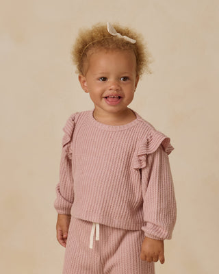 Quincy Mae Ruffle Cozy Set - Rose
Child wearing a pink textured outfit with ruffled sleeves on a beige background