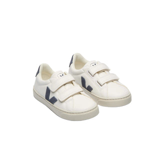 White leather VEJA Kids Esplar sneakers with green accents, showcasing the classic low-top design and eco-friendly material.