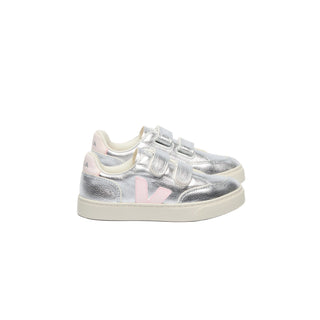 VEJA Kids V-12 Leather Silver Lassi
Silver sneakers with pink logo on a light gray background