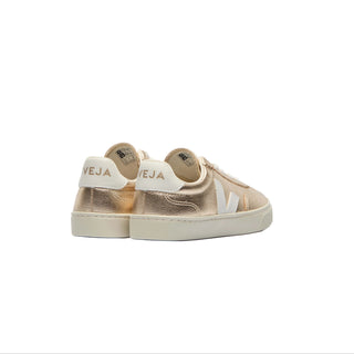 Kids VEJA Volley sneakers in white leather with platinum accents and elastic laces, designed for comfortable, stylish wear.