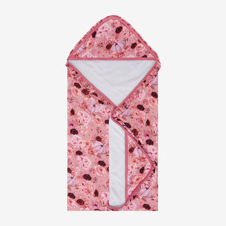 Posh Peanut Liliana Ruffled Hooded Towel, Posh Peanut, Hooded Towel, Liliana, Posh Peanut, Posh Peanut Hooded Towel, Posh Peanut Ruffled Hooded Towel, Posh Peanut Towel, POSH40, PP Fall 2022,